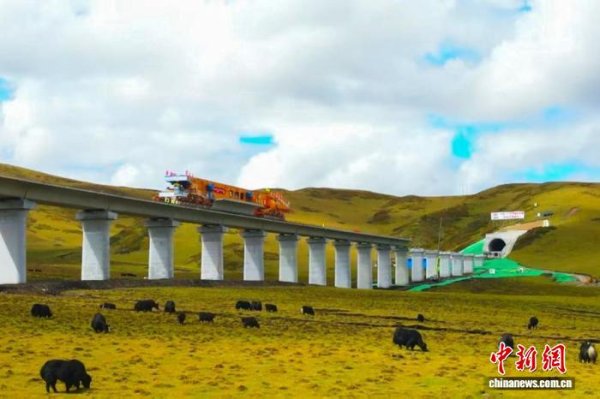 国客信配 四川6条在建高铁假期“不打烊” 3万建设者守岗筑路