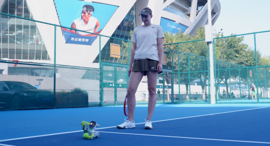 财盛证券 Loona宠物机器人“萌翻”2025中网球场